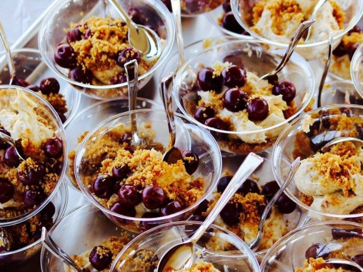 Kersenroomtaartjes in een bakje