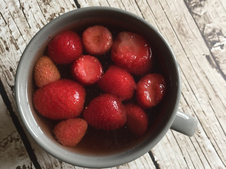 Kruidige aardbeien-vruchtenthee