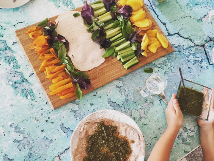 Wraps met pesto, kip en nectarine